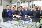 Президент Беларуси Александр Лукашенко и Президент Узбекистана Шавкат Мирзиеев на предприятии "Амкодор-Агротехмаш"