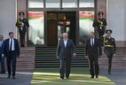 Президент Беларуси Александр Лукашенко и Премьер-министр Узбекистана Абдулла Арипов в аэропорту имени Ислама Каримова