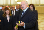 Александр Лукашенко осматривает спортивный инвентарь