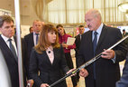 Александр Лукашенко осматривает спортивный инвентарь