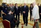 Александр Лукашенко знакомится со сделанными в Беларуси музыкальными инструментами