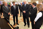 Александр Лукашенко знакомится со сделанными в Беларуси музыкальными инструментами