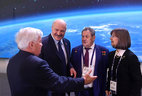 Alexander Lukashenko with the participants of the congress – Piotr Klimuk, Vladimir Kovalyonok and Bonnie J. Dunbar