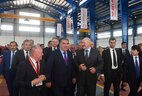 Президент Беларуси Александр Лукашенко и Президент Таджикистана Эмомали Рахмон во время посещения сборочного производства тракторной техники в городе Гиссар
