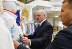 Александр Лукашенко ознакомился с образцами формы для белорусских атлетов и волонтеров