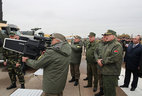 Александр Лукашенко ознакомился с современными образцами военного оружия и техники