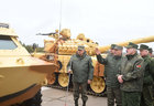 Александр Лукашенко во время ознакомления с образцами военной техники