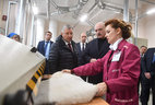 Александр Лукашенко ознакомился с технологическими процессами выделки овчины и пушнины