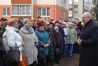 Александр Лукашенко во время общения с жителями Болбасово