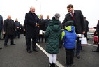 Местные школьники вручили Александру Лукашенко макет моста через реку Припять