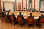Переговоры с Президентом Азербайджана Ильхамом Алиевым в расширенном составе