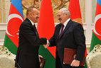 Президенты Беларуси и Азербайджана Александр Лукашенко и Ильхам Алиев во время церемонии подписания совместного заявления