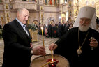 Президент Беларуси Александр Лукашенко и Патриарший Экзарх всея Беларуси, Митрополит Минский и Заславский Павел зажигают свечу