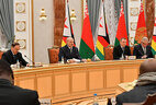 Президент Беларуси Александр Лукашенко во время переговоров с Президентом Зимбабве Эммерсоном Мнангагвой в расширенном составе