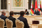 Президент Беларуси Александр Лукашенко и Президент Зимбабве Эммерсон Мнангагва во время встречи с представителями СМИ
