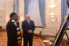 Президент Беларуси Александр Лукашенко и Президент Зимбабве Эммерсон Мнангагва во время обмена подарками