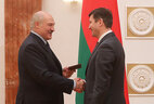 Александр Лукашенко вручает аттестат профессора ректору БГУ Андрею Королю