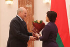 Александр Лукашенко вручает аттестат профессора Анне Яровой (Белорусский государственный университет транспорта)