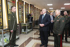 Президент Беларуси Александр Лукашенко во время посещения выставочного зала военной истории в Военной академии