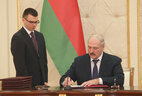 Alexander Lukashenko signs a joint declaration