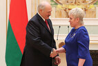 Aleksandr Lukashenko presents the Medal for Labor Merits to shop assistant of TsUM Minsk Svetlana Dashkevich