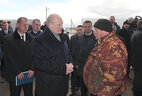 Александр Лукашенко во время посещения мехдвора хозяйства