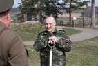 Александр Лукашенко во время республиканского субботника