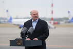 Александр Лукашенко во время посещения Национального аэропорта