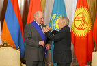 Nursultan Nazarbayev awards Aleksandr Lukashenko the order “The First President of the Republic of Kazakhstan - Leader of the Nation Nursultan Nazarbayev”
Meeting with first president of Kazakhstan Nursultan Nazarbayev