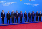 Участники саммита глав государств Евразийского экономического союза во время церемонии фотографирования перед заседанием в расширенном составе