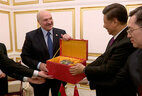 Президент Беларуси Александр Лукашенко и Председатель КНР Си Цзиньпин во время обмена подарками