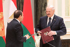 Президент Беларуси Александр Лукашенко и Президент Египта Абдель Фаттах аль-Сиси во время подписания документов по итогам встречи