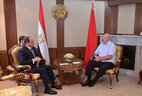Перед отлетом Президента Египта Абдель Фаттаха аль-Сиси лидеры стран провели краткую беседу в аэропорту