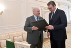 Александр Лукашенко вручил памятные подарки Александру Вучичу
