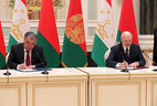 Belarus President Aleksandr Lukashenko and Tajikistan President Emomali Rahmon sign an agreement on strategic partnership