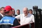 Александр Лукашенко ознакомился с уборочной и новыми зерноуборочными комбайнами "Гомсельмаша" на газомоторном топливе, гусеничном и полугусеничном ходу