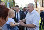 Александр Лукашенко во время общения с жителями Ветки