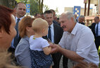 Александр Лукашенко во время общения с жителями Ветки