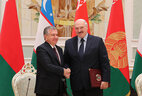 Belarus President Aleksandr Lukashenko and Uzbekistan President Shavkat Mirziyoyev during the ceremony to sign a joint declaration
