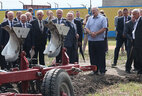 Александр Лукашенко во время посещения ООО "ЛидаТехмаш"