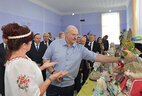 Александр Лукашенко во время посещения Ивьевского центра культуры
