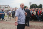 Александр Лукашенко пообщался с жителями райцентра и поделился с ними впечатлениями от города