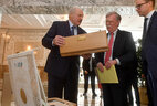 Александр Лукашенко во время встречи попросил Джона Болтона передать подарки для американской президентской четы