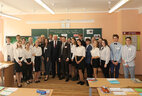A photo was taken of the head of state and the students at the new school
